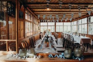 Restaurant mit Holzinterieur und festlich gedecktem Tisch im bayerischen Stil, ideal für Feiern