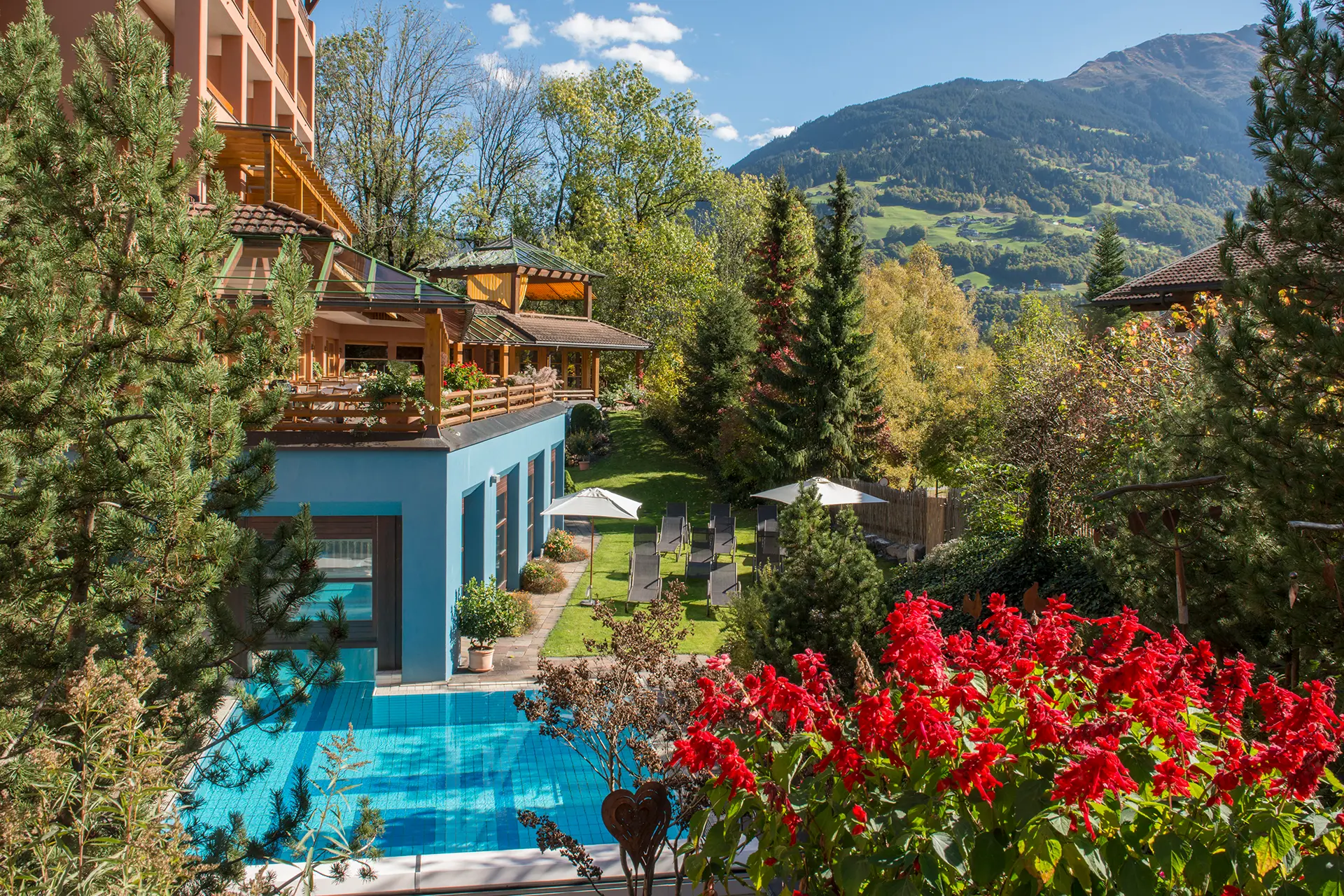 Pool Montafoner Hof mit Sonnenliegen