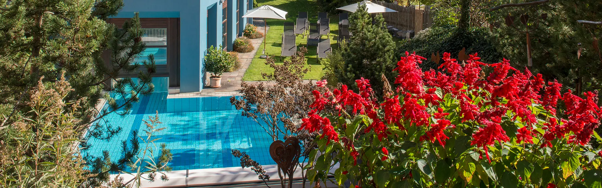 Pool mit Liegestühlen