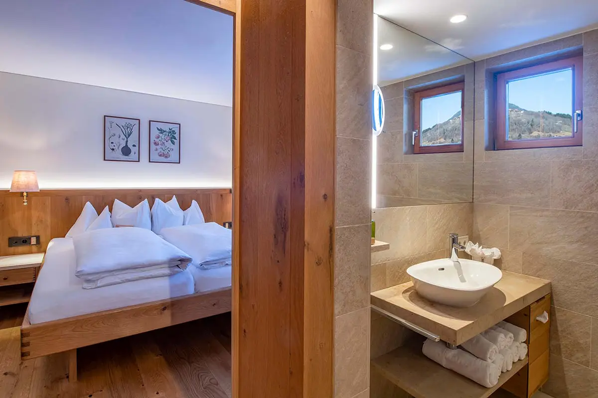 Schlafzimmer mit Badezimmer