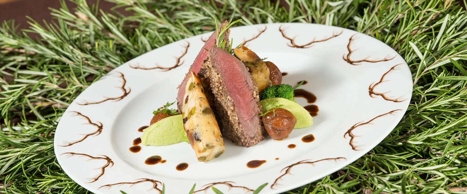 Elegantes Gericht mit Fleisch und Gemüse