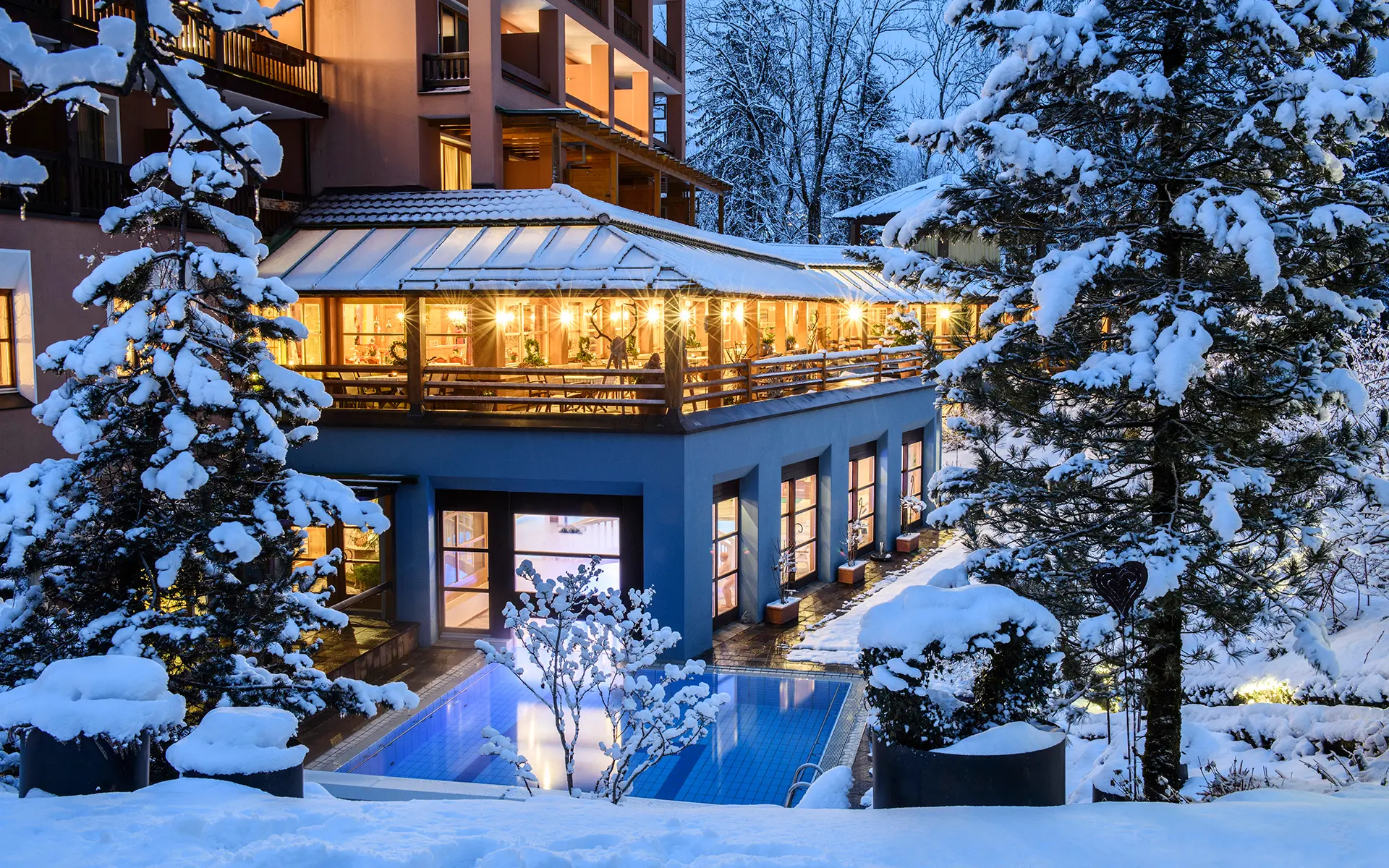 Winterliche Hotelansicht mit Schnee