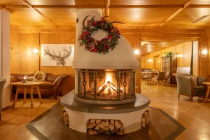 Gemütlicher Kamin mit Sitzgelegenheiten in der Lounge