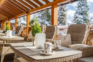 Gemütliche Terrasse mit heißen Getränken