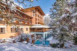 Schneebedecktes 4 Sterne Hotel Montafoner Hof mit Außenpool