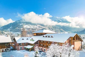4 Sterne Hotel Montafoner Hof im Winter mit Blick auf Skigebiet Hochjoch-Silvretta Nova-Golm