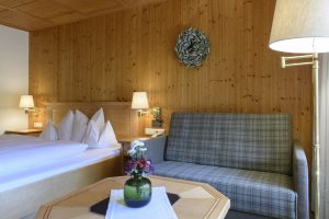 Gemütliches Zimmer mit Holzdekor