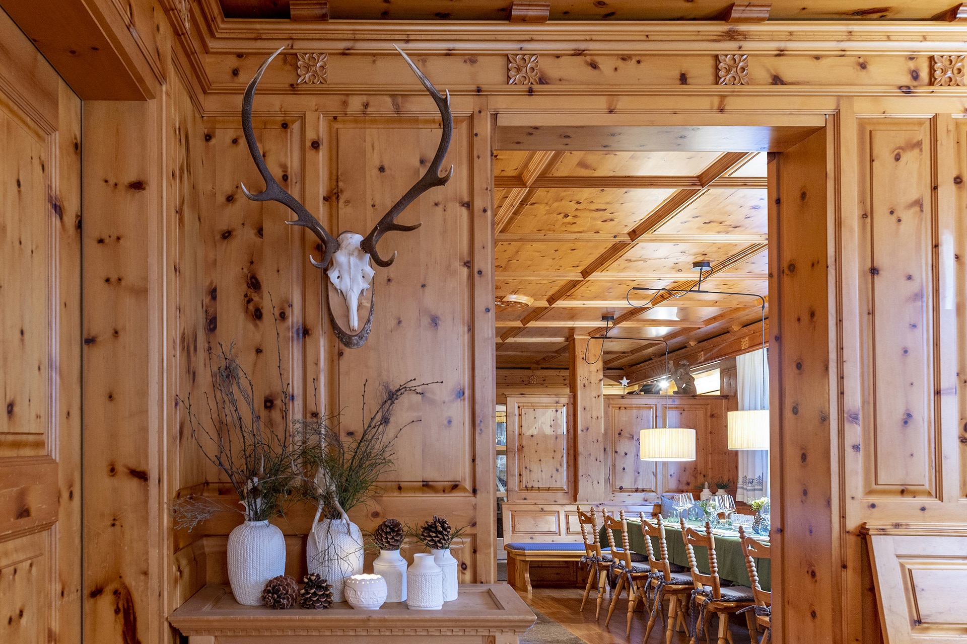 Gemütliches Restaurant mit Holzdekor