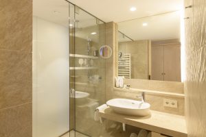 Modernes Badezimmer mit Glasdusche