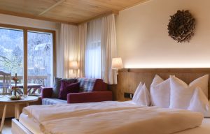 Gemütliches Zimmer mit Holzdekor.