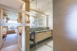 Helles Badezimmer mit Holzdetails.