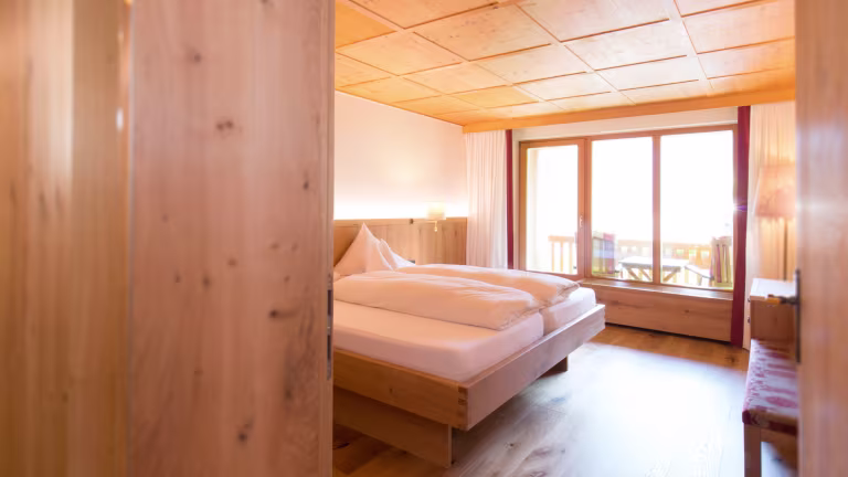 Helles, modernes Holzschlafzimmer.