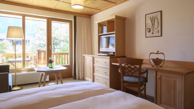 Helles Zimmer mit Holzdekor und Fenster