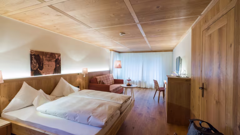Helles, modernes Zimmer mit Holzdekor.