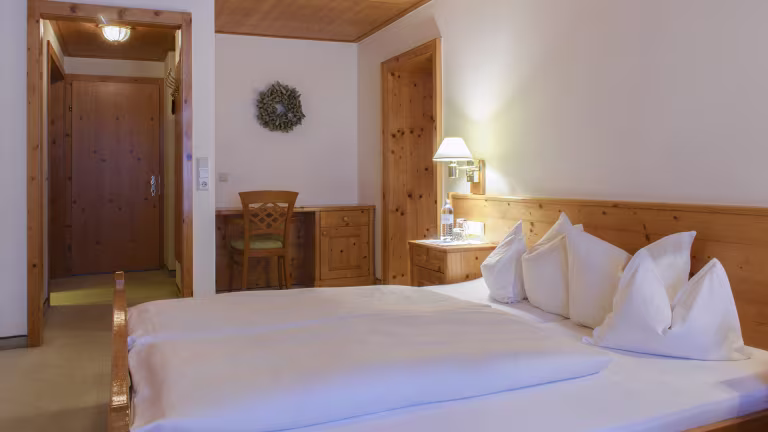 Helles, gemütliches Schlafzimmer mit Holzdetails.