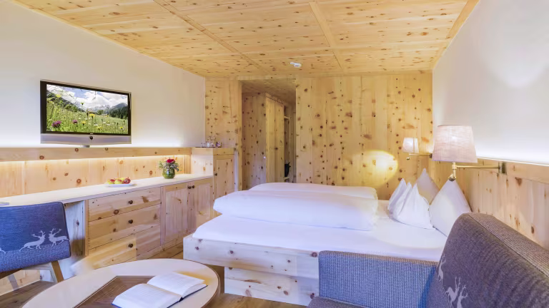 Helles Holzzimmer mit modernem Design