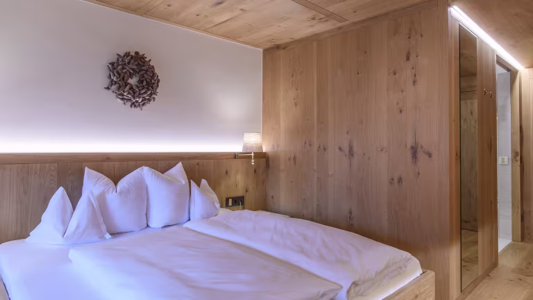Helles Schlafzimmer mit Holzdetails.