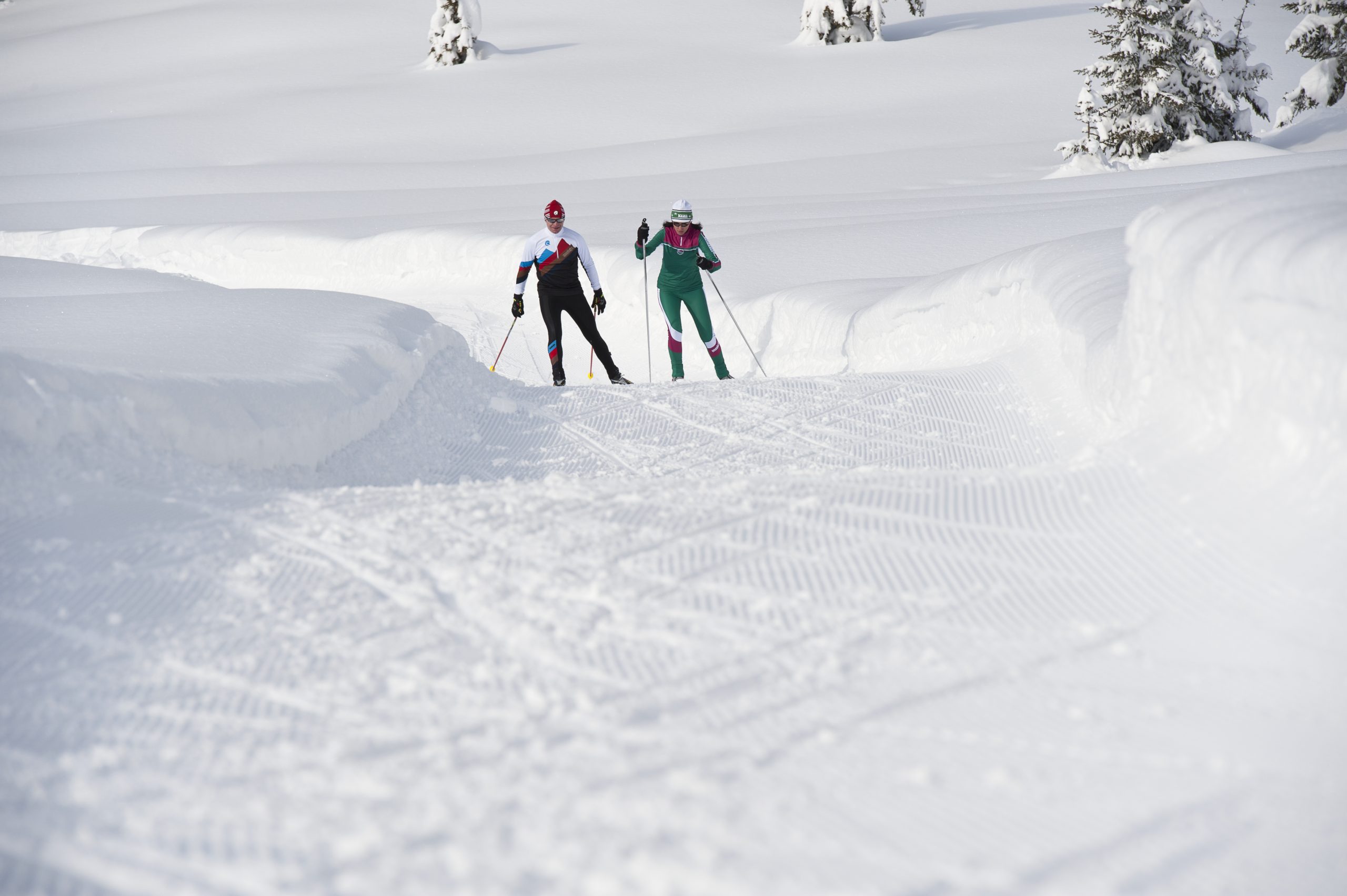Ein Paar beim Langlaufen auf einer Langlaufloipe in Montafon, umgeben von verschneiter Landschaft. © Montafon Tourismus Gmbh Schruns-Alex Kaiser