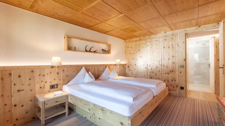 Helles, modernes Schlafzimmer mit Holzdekor