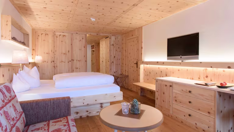 Helles Zimmer mit Holzdekor und Fernseher