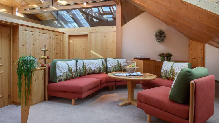 Gemütliches Wohnzimmer mit Holzdekor