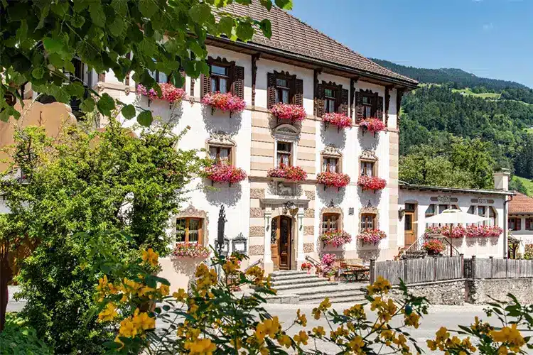 Schöner Gasthof mit Blumenfenstern.