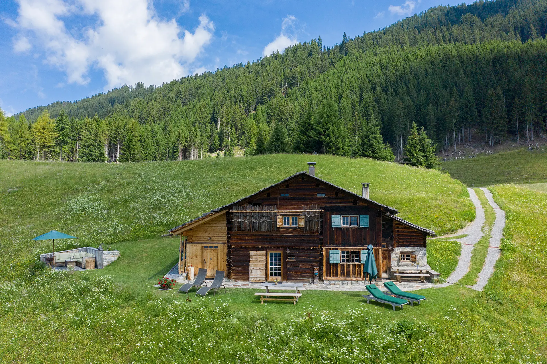Gemütliche Hütte in grüner Landschaft