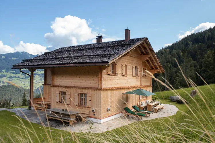 Holzhütte in malerischer Berglandschaft