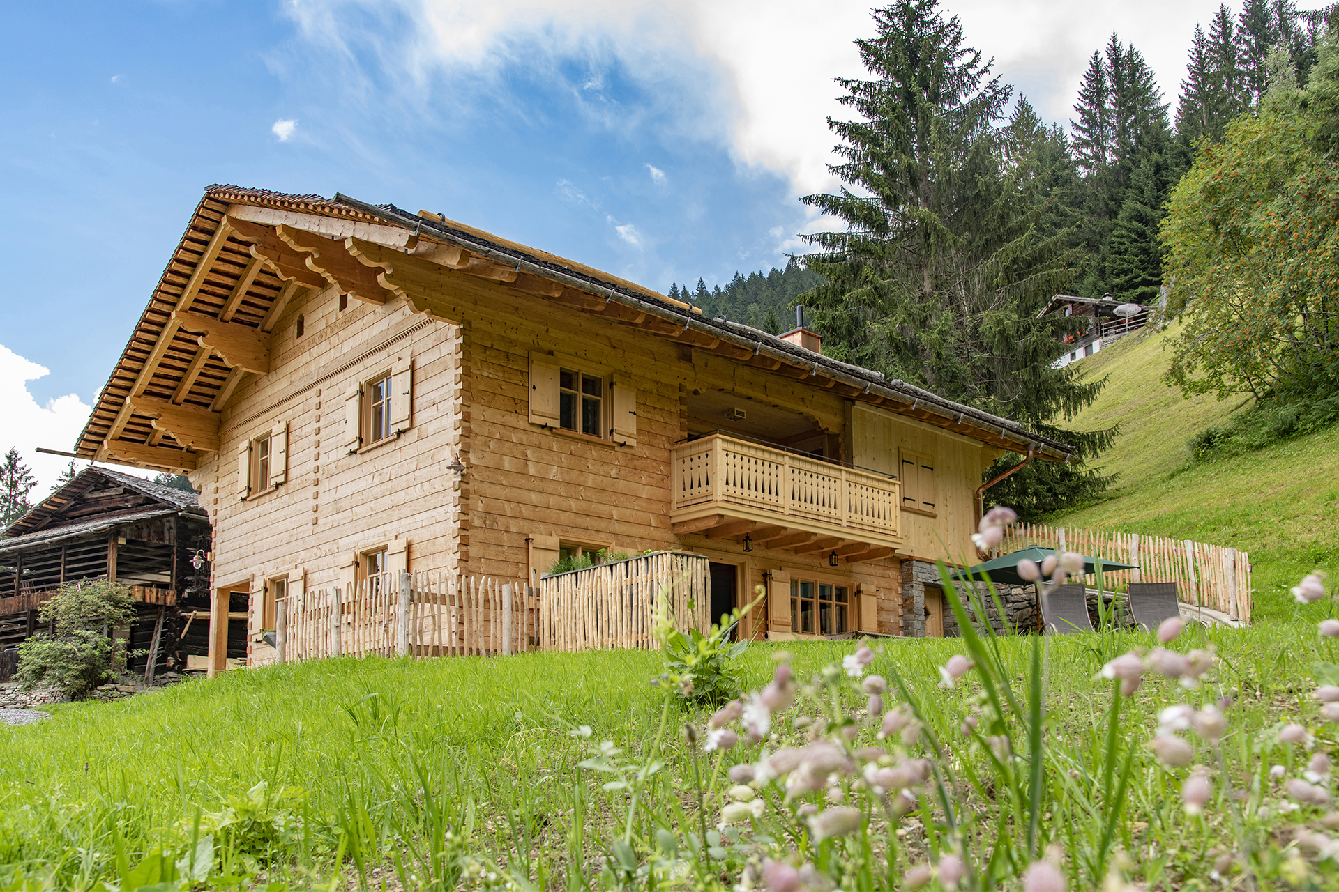 haus alleine am berg mit wiese