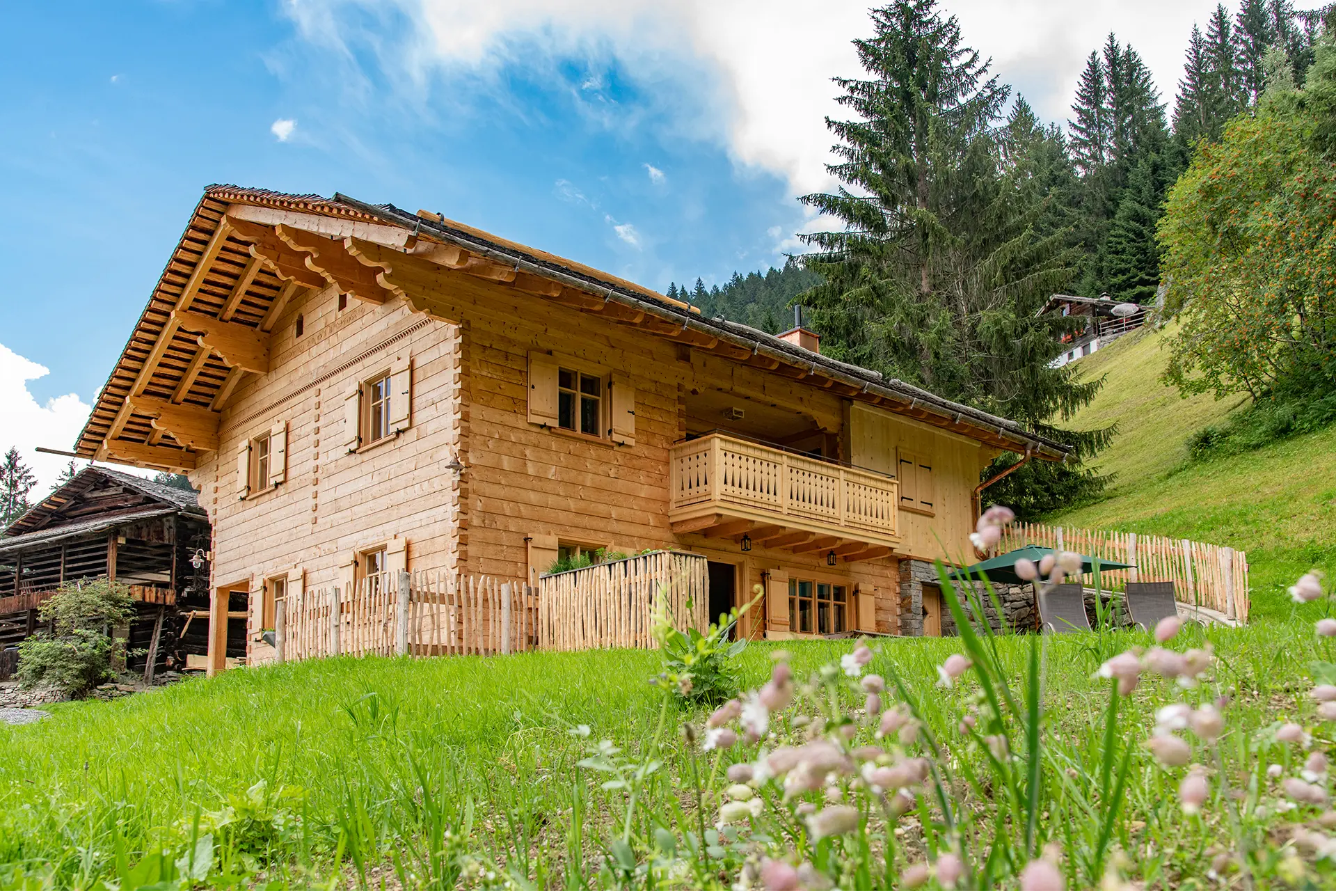 Holzhütte in der Berglandschaft