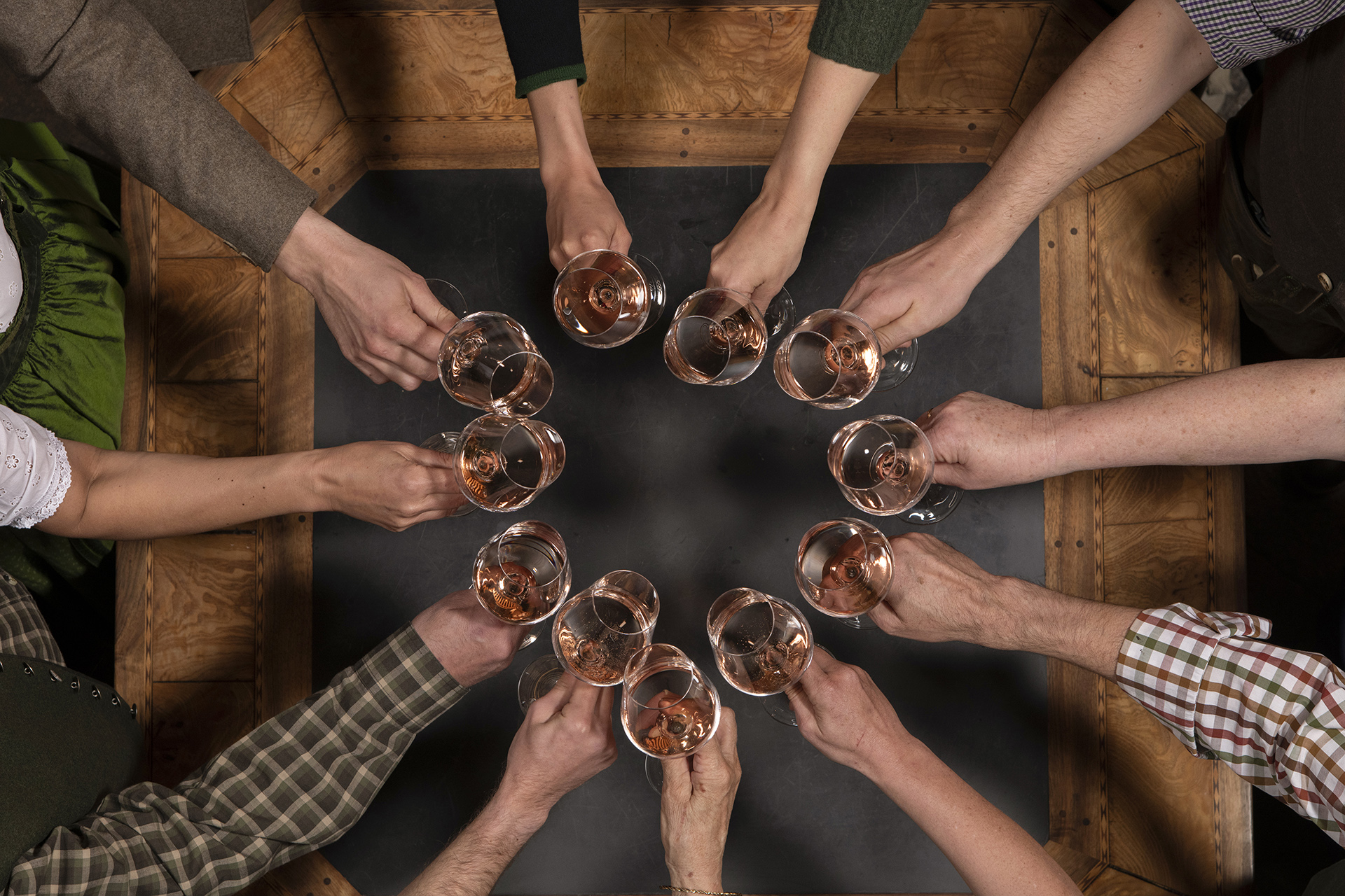 die hände der familie halten ein glas in form eines herzens