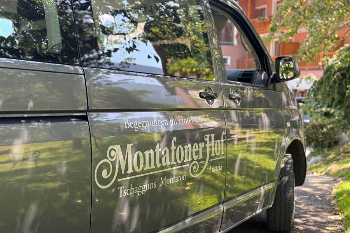 Fahrzeug mit Hotelwerbung in Montafon
