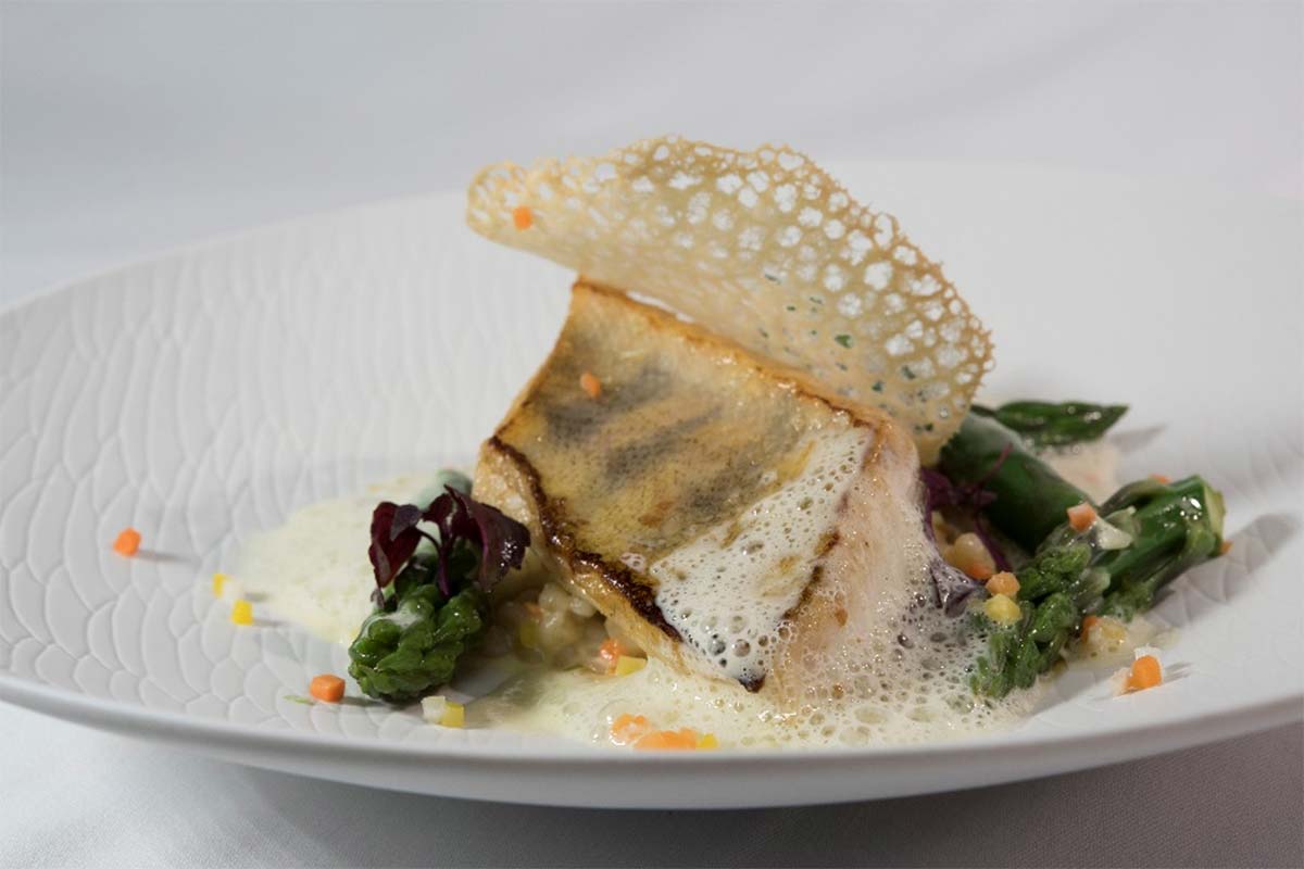 Gourmetgericht mit Fisch und Gemüse