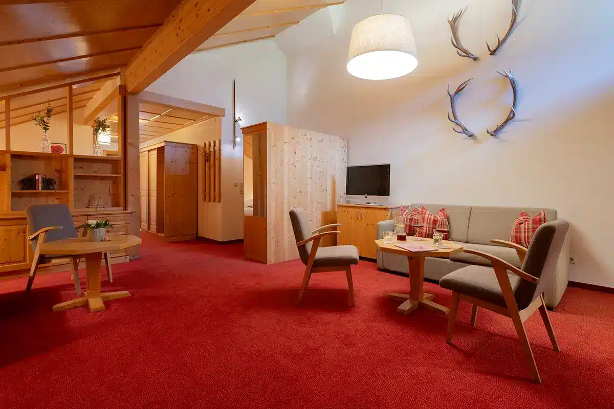 Gemütliche Suite mit Holzdekor.