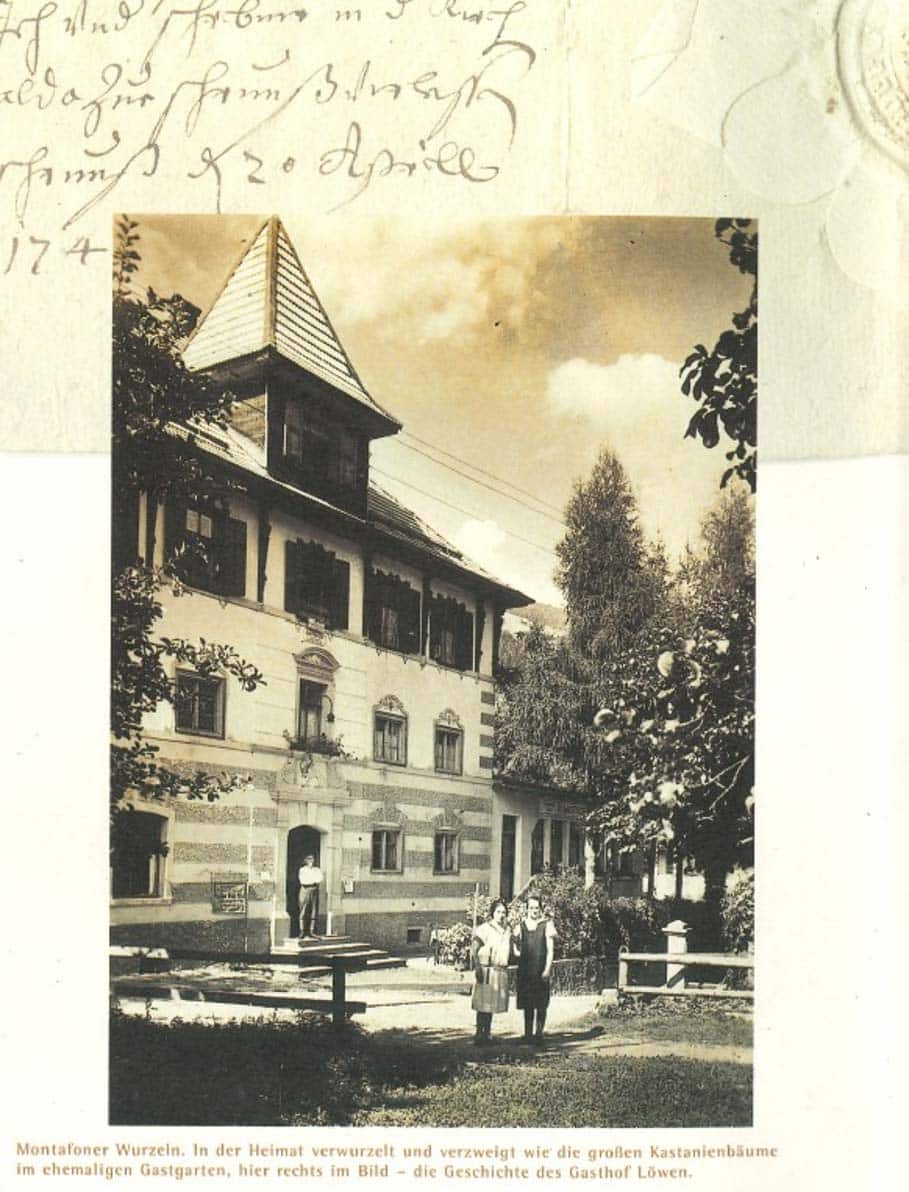 Historisches Gasthaus mit Gästen.
