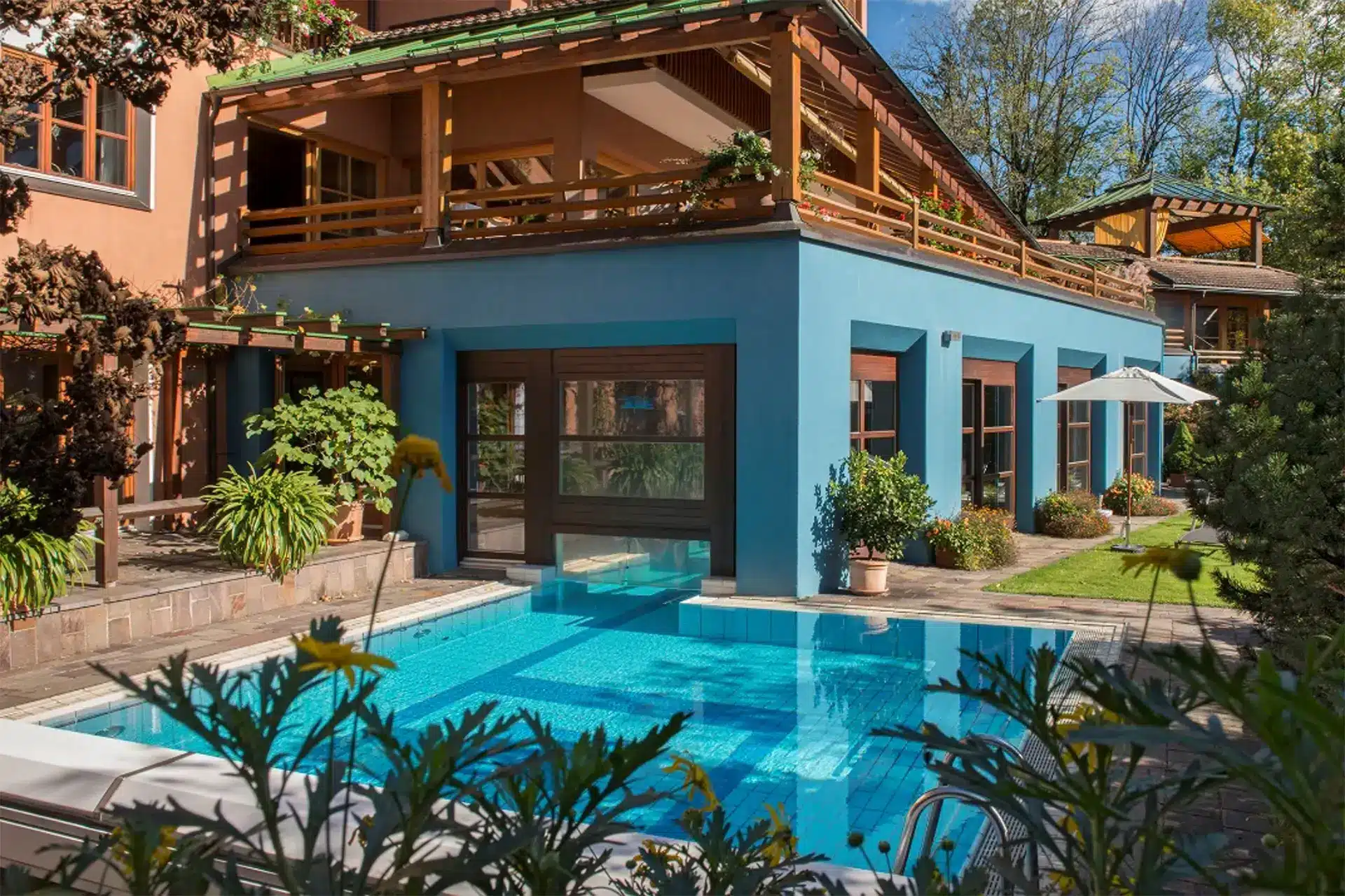 Outdoorpool im Hotelgarten des Montafoner Hofs.