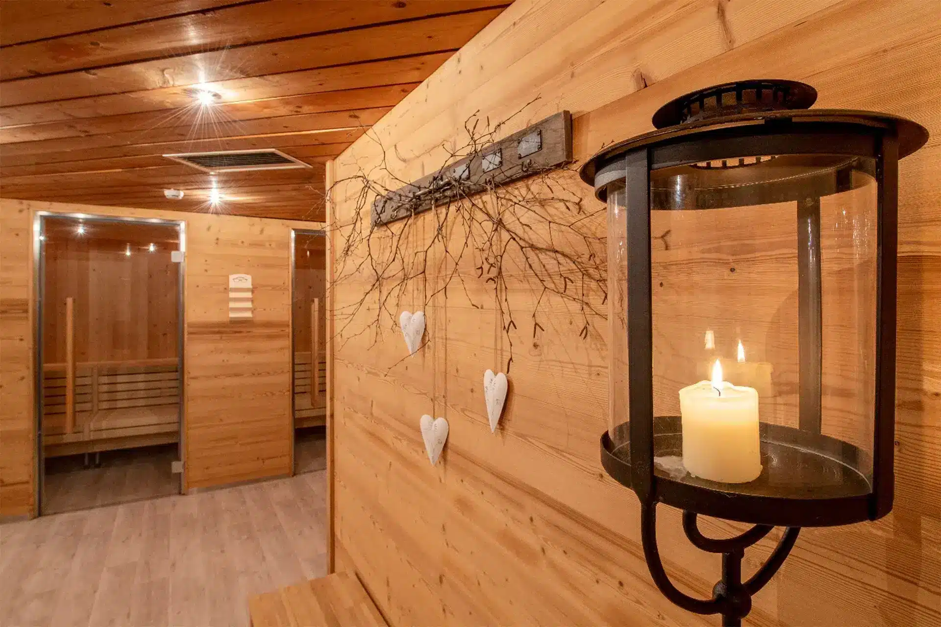 Gemütliche Sauna mit Holzdekor.