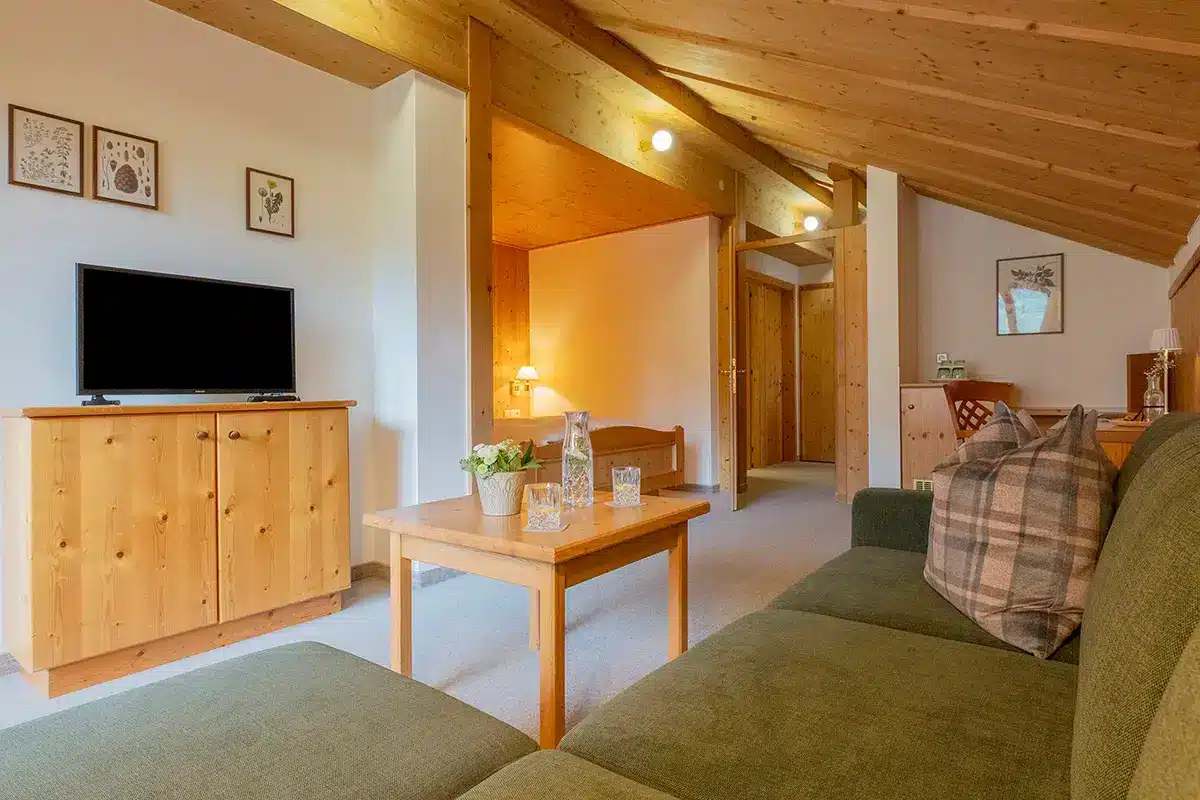 Gemütliches Wohnzimmer mit Holzdetails.