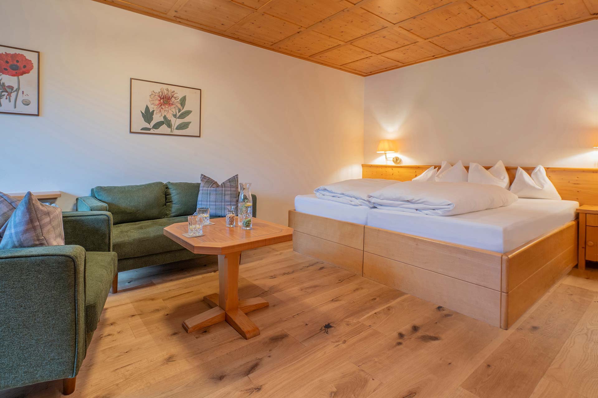 Helles Zimmer mit gemütlicher Einrichtung